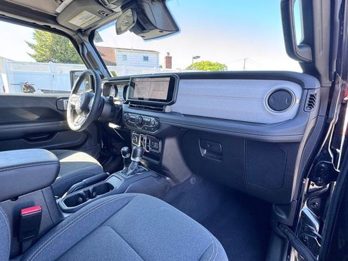 Used 2025 Jeep Wrangler Unlimited Sahara AWD/4WD image 17