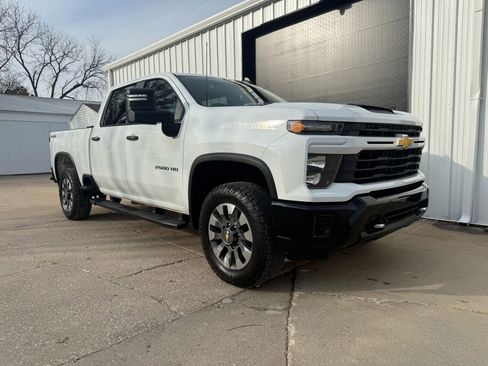 Used 2024 Chevrolet Silverado 2500 Custom w/ Custom Value Package image 2