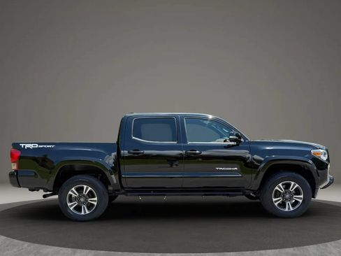 Used 2017 Toyota Tacoma TRD Sport w/ Tow Package RWD image 10
