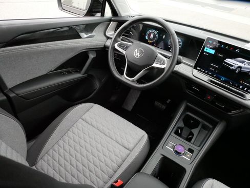 Certified 2025 Volkswagen Tiguan S AWD/4WD image 9