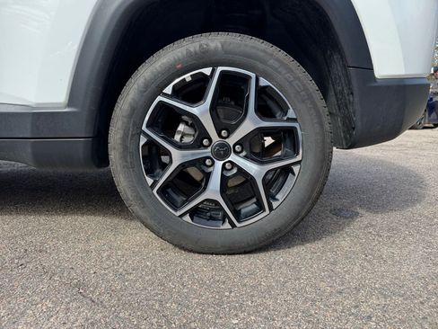 Used 2025 Jeep Compass Limited image 25