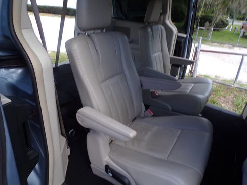 Used 2013 Chrysler Town & Country Touring image 12