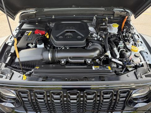 Used 2024 Jeep Wrangler Unlimited AWD/4WD image 8