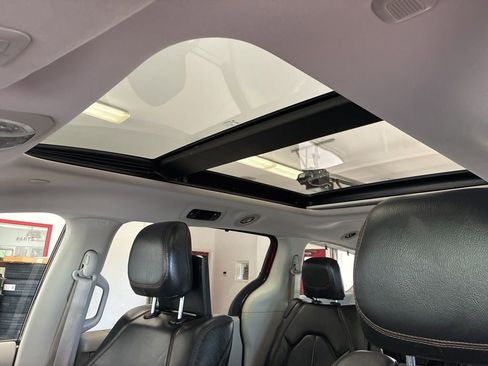 Used 2018 Chrysler Pacifica Touring-L Plus FWD image 9