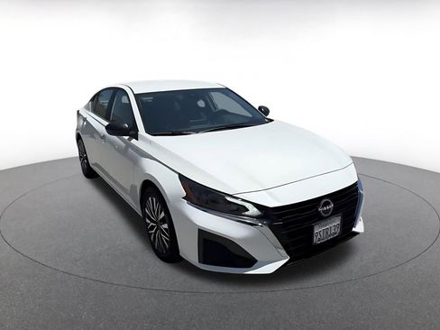Used 2025 Nissan Altima 2.5 SV FWD image 3