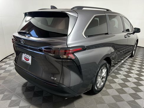 Used 2025 Toyota Sienna XLE w/ XLE Plus Package image 6