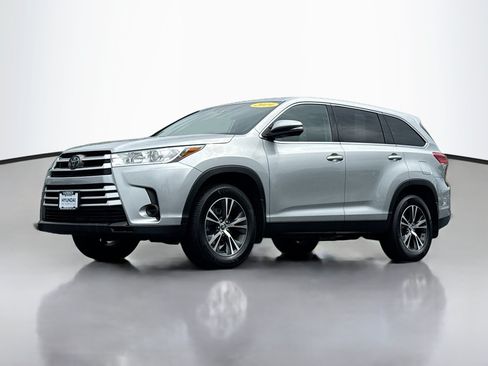 Used 2019 Toyota Highlander LE AWD/4WD image 13