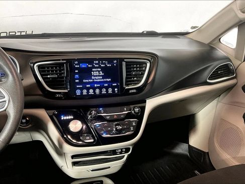 Used 2017 Chrysler Pacifica Touring Plus w/ Tire & Wheel Group FWD image 5