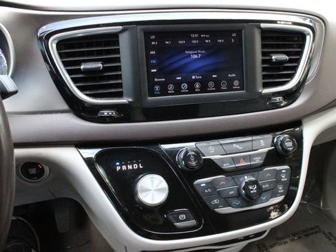 Used 2018 Chrysler Pacifica Touring-L FWD image 27