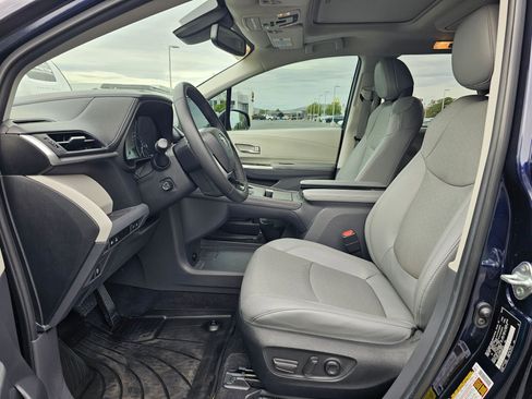 Used 2023 Toyota Sienna Limited AWD/4WD image 18