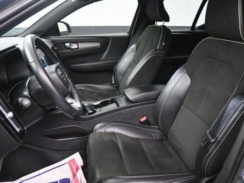 Used 2022 Volvo XC40 P8 Recharge Plus image 21