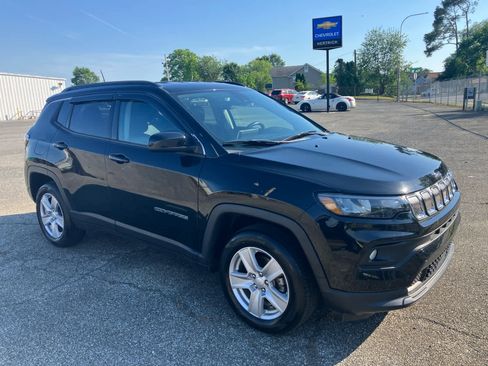 Used 2022 Jeep Compass Latitude w/ Convenience Group AWD/4WD image 2