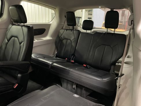 Used 2024 Chrysler Pacifica Touring-L FWD image 24