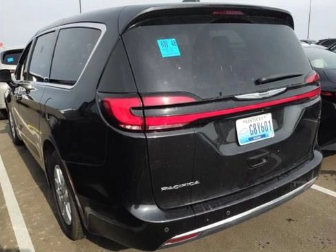 Used 2023 Chrysler Pacifica Touring-L FWD image 9