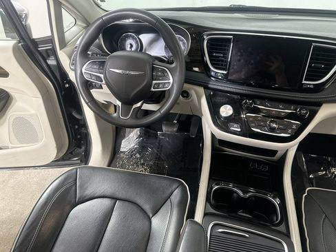 Used 2023 Chrysler Pacifica Limited FWD image 16