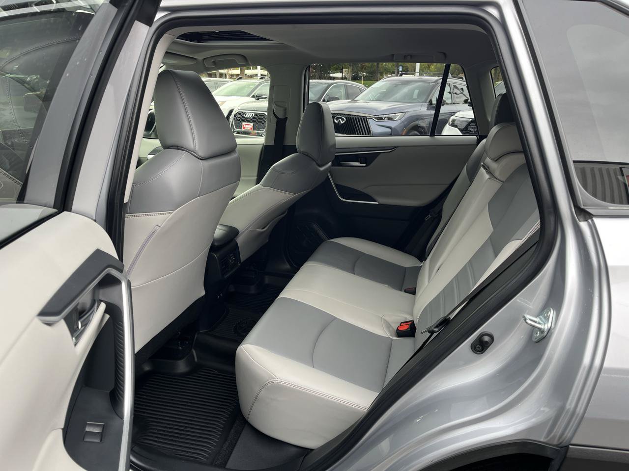 Used 2020 Toyota RAV4 XLE Premium AWD/4WD image 15