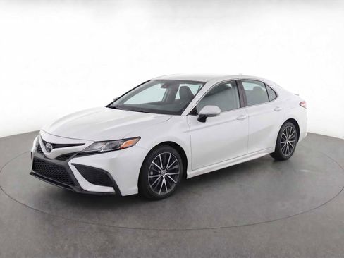 Used 2024 Toyota Camry SE FWD image 1