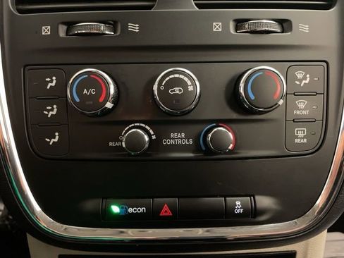 Used 2018 Dodge Grand Caravan SE w/ UConnect Hands-Free Group image 21