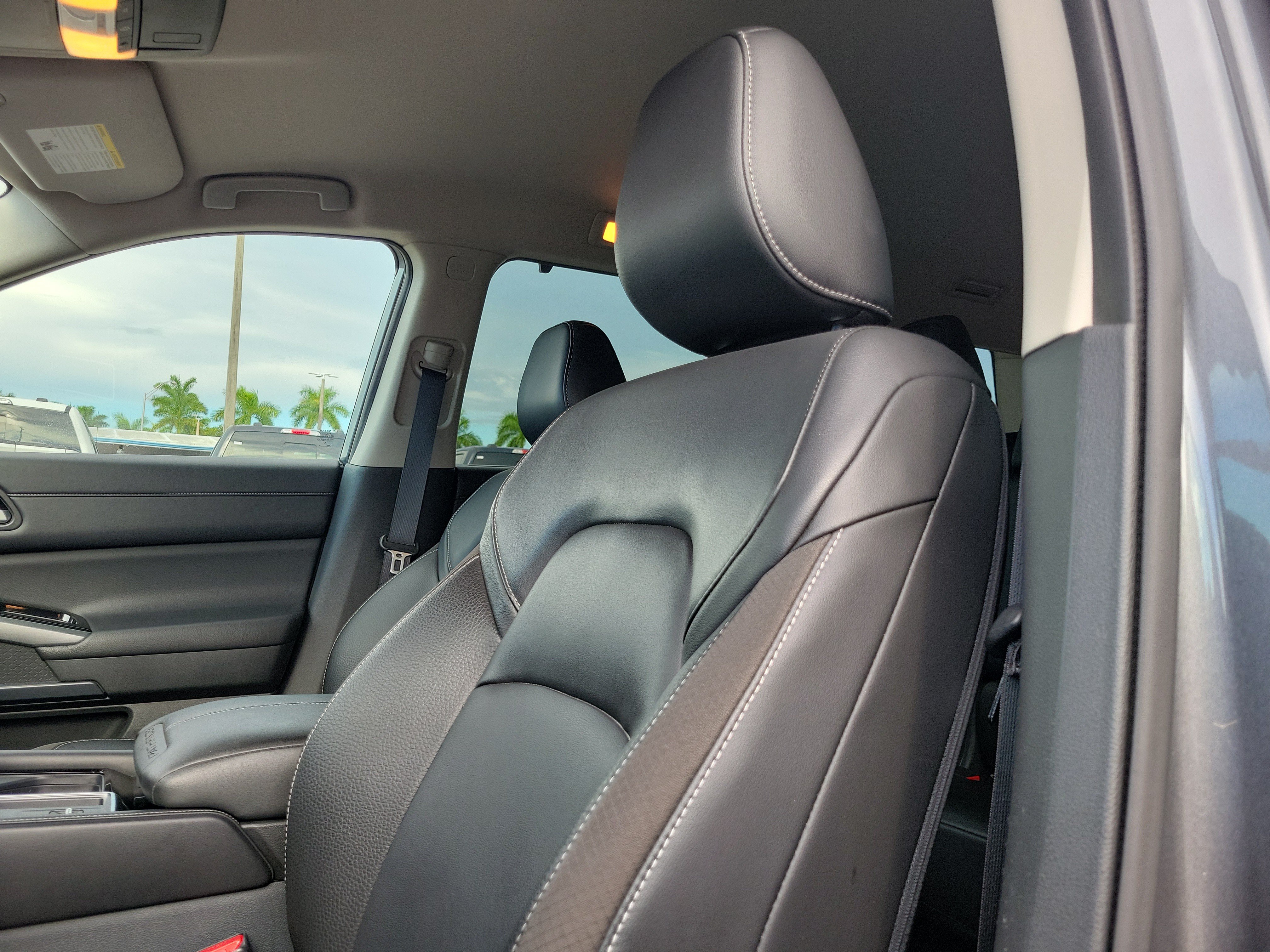 Used 2024 Nissan Pathfinder SL w/ Black Appearance Package FWD image 13