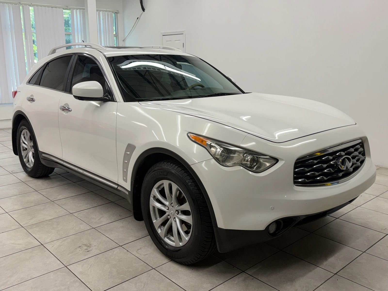 Used 2009 INFINITI FX35 2WD w/ Navigation Pkg image 1