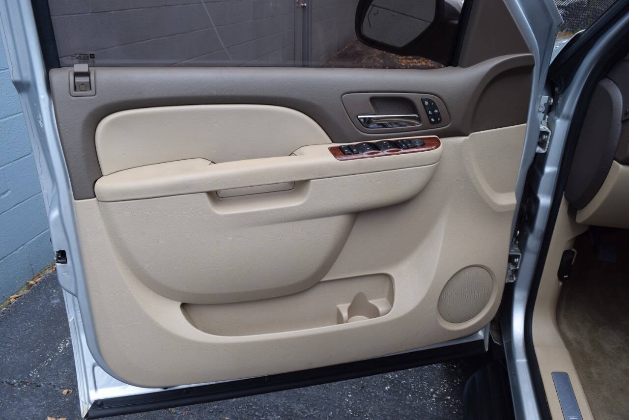 Used 2014 Chevrolet Suburban LTZ RWD image 29