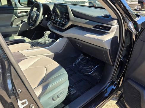 Used 2021 Toyota Highlander XLE image 32
