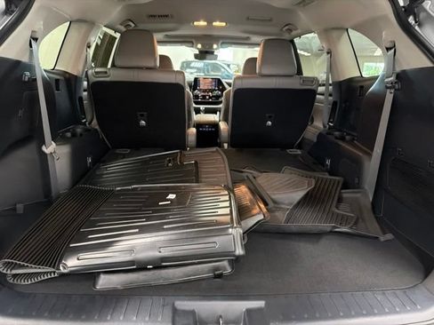 Used 2022 Toyota Highlander XLE AWD/4WD image 13