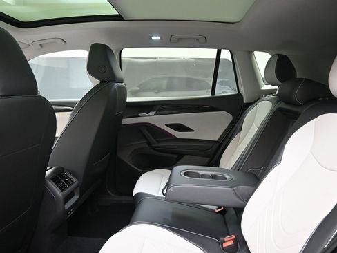 Used 2025 Volkswagen Tiguan SE w/ Panoramic Sunroof Package image 18