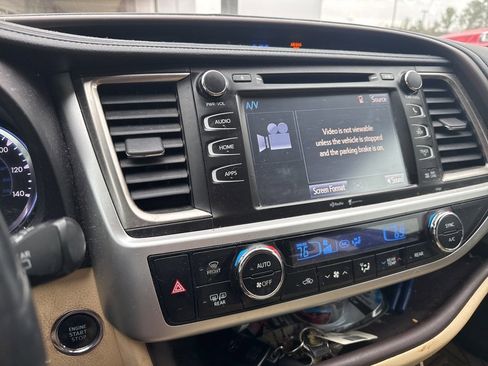 Used 2014 Toyota Highlander XLE image 4