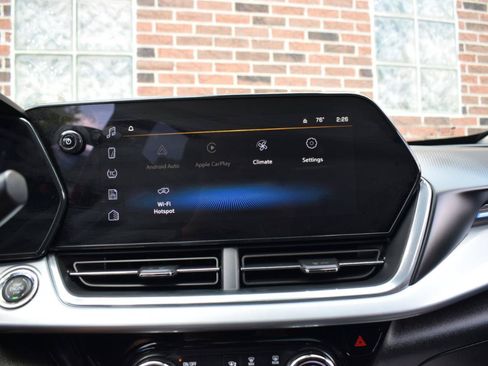 Used 2024 Chevrolet Trax LT w/ Sunroof Package FWD image 20
