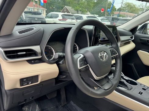 Used 2025 Toyota Highlander XLE AWD/4WD image 21