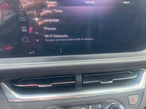 Used 2024 Buick Envista Preferred w/ Convenience I Package image 2