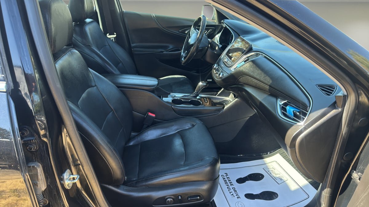 Used 2017 Chevrolet Malibu Premier w/ Premier Sun and Wheel Package FWD image 9