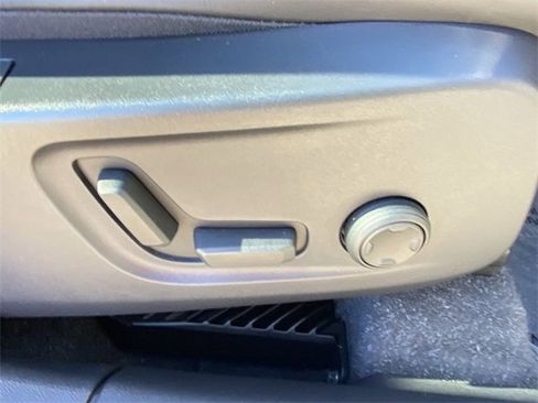 Used 2022 Volvo XC40 T5 R-Design w/ Advanced Package image 13