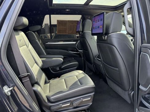 Certified 2025 Cadillac Escalade Premium Luxury AWD/4WD image 13