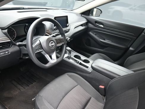 Used 2025 Nissan Altima 2.5 SV FWD image 21