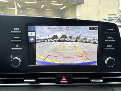 Certified 2025 Hyundai Elantra SE image 17