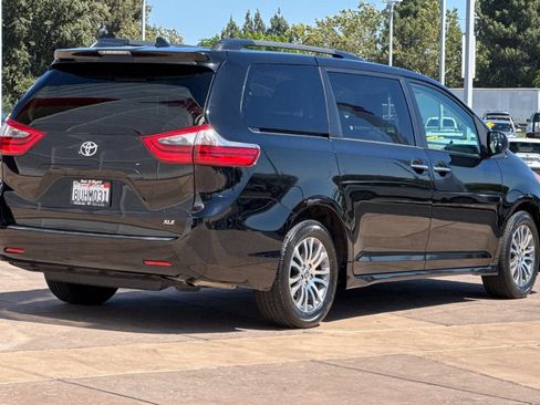 Used 2020 Toyota Sienna XLE w/ XLE Navigation Package FWD image 4