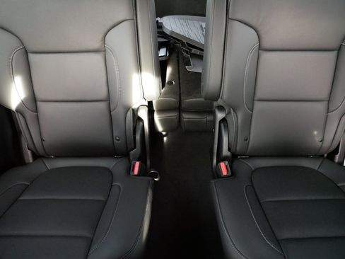 Used 2023 GMC Acadia SLT w/ Elevation Edition image 13