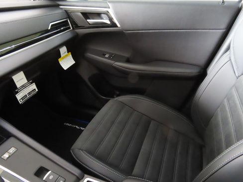 New 2025 Mitsubishi Outlander SE image 18