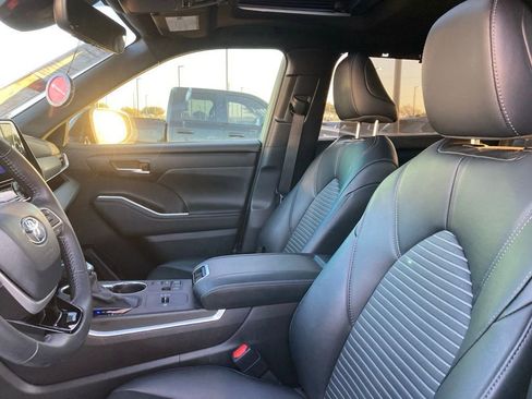 Used 2024 Toyota Highlander XSE image 9