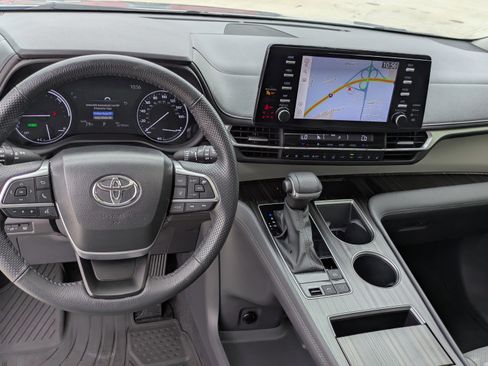 Certified 2024 Toyota Sienna Limited FWD image 17