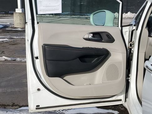 Used 2020 Chrysler Pacifica Touring-L Plus w/ Advanced Safetytec Group image 22