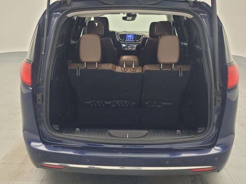 Used 2017 Chrysler Pacifica Limited FWD image 29