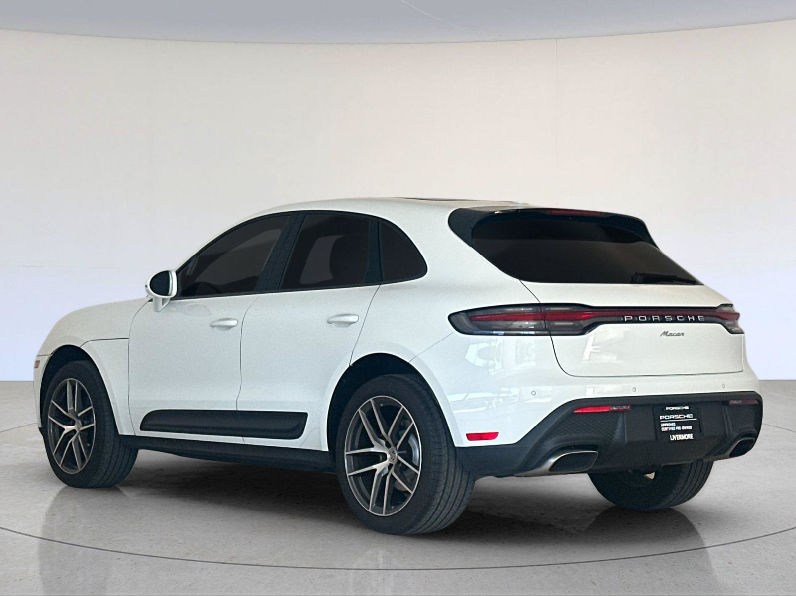 Certified 2023 Porsche Macan AWD/4WD image 3