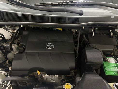 Used 2011 Toyota Sienna LE image 32