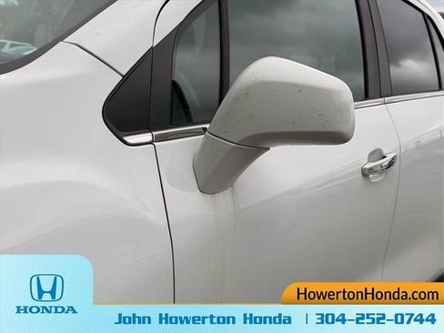 Used 2020 Chevrolet Trax LT w/ LT Convenience Package AWD/4WD image 9
