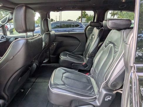 Used 2025 Chrysler Pacifica Limited FWD image 16