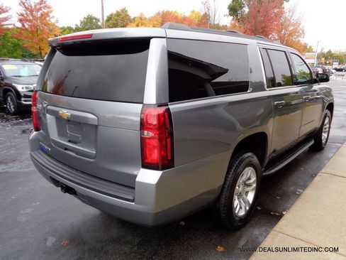 Used 2020 Chevrolet Suburban LT image 3