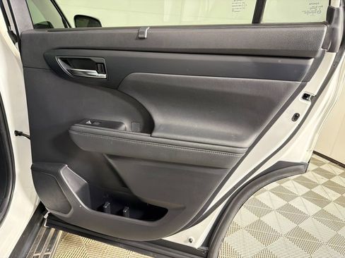 Used 2021 Toyota Highlander XLE image 17